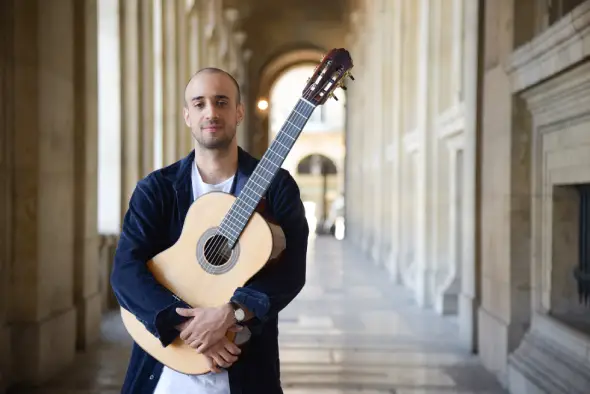 Pedro Rocha playing guitar and teaching musical techniques in the "Learn Guitar" course.